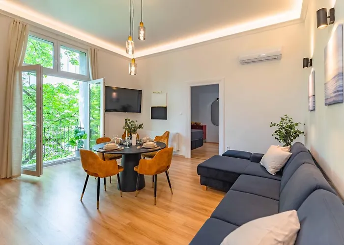 Modern French Balkony Apartment *