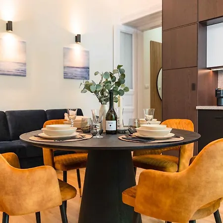 Modern French Balkony アパート *