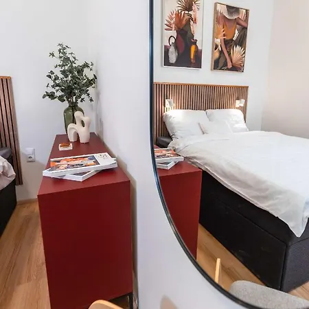 Modern French Balkony アパート