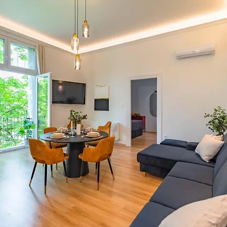Modern French Balkony Apartmán *