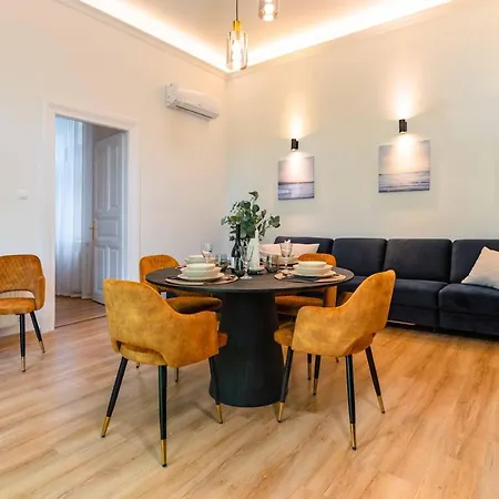 Modern French Balkony Apartment *