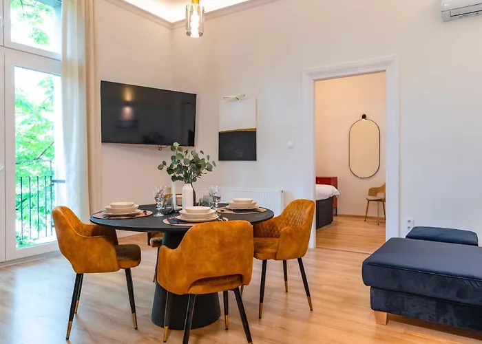 Modern French Balkony بودابست