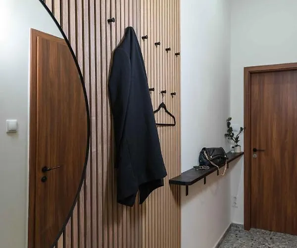 Modern French Balkony شقة بودابست